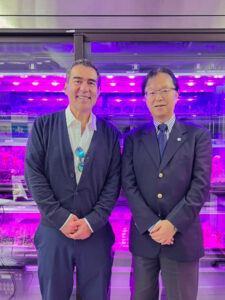 ロメロ・ピント開発企画・環境大臣と当社代表(LED菜園前にて)